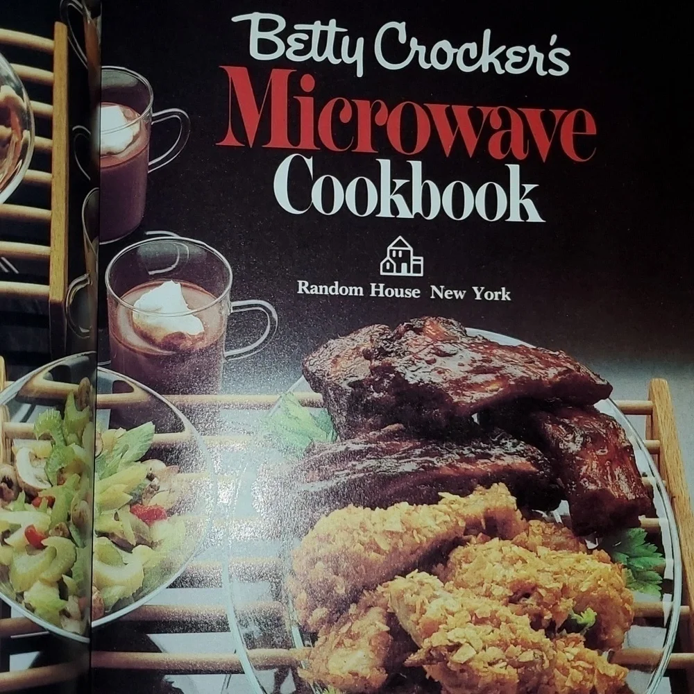 Vintage‎ Betty Crocker's microwave cookbook circa 1981 Hardcover about 280 pages